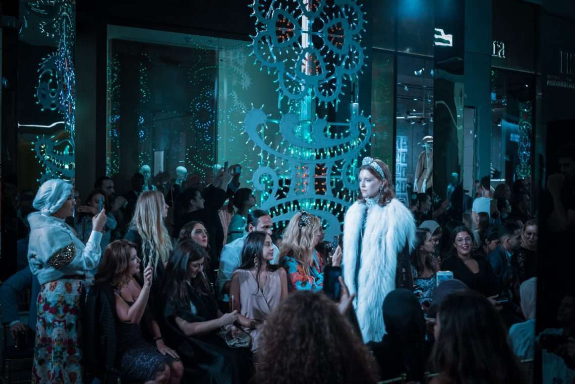 Photographie du défilé d'une mannequin sur un podium