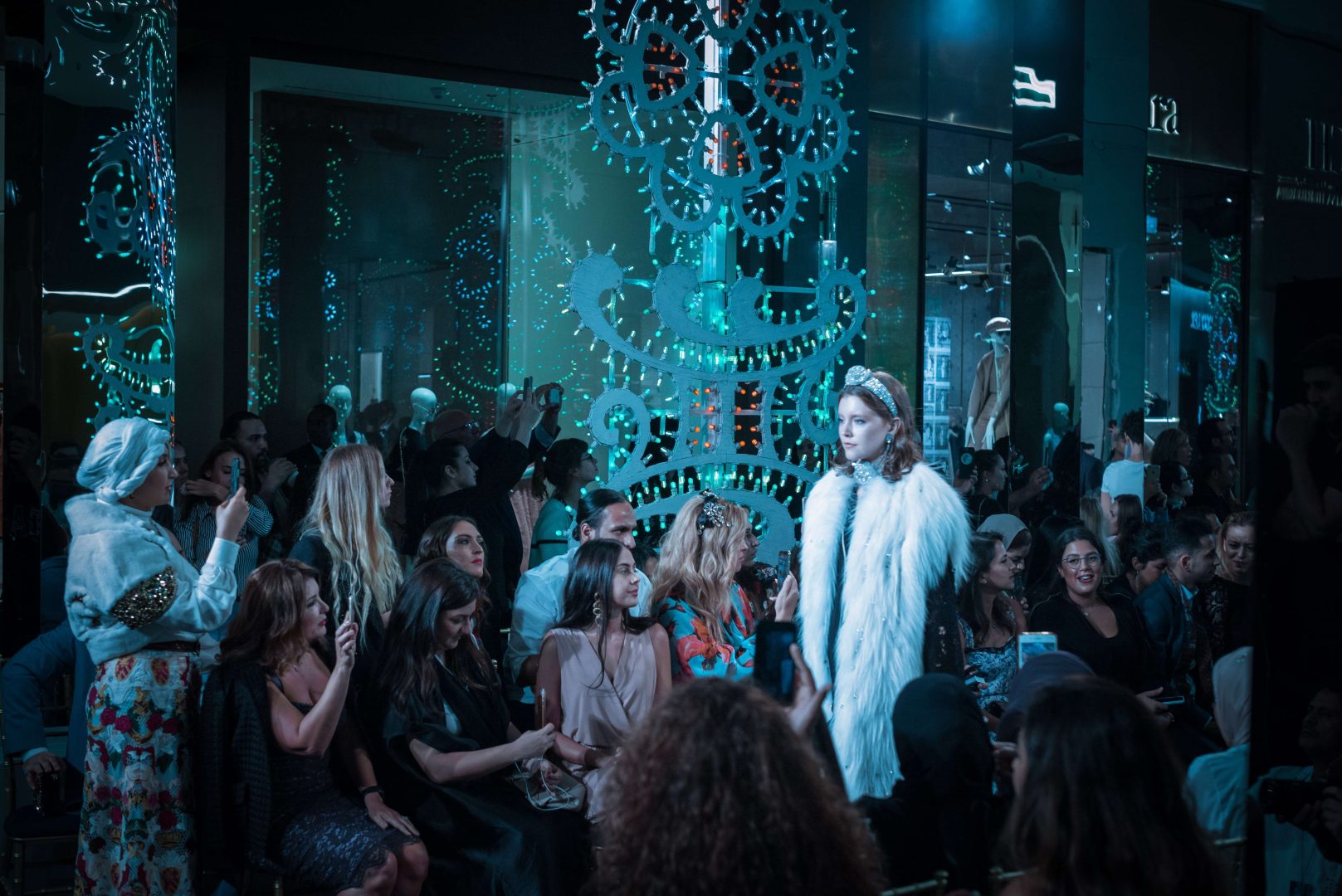 Photographie du défilé d'une mannequin sur un podium