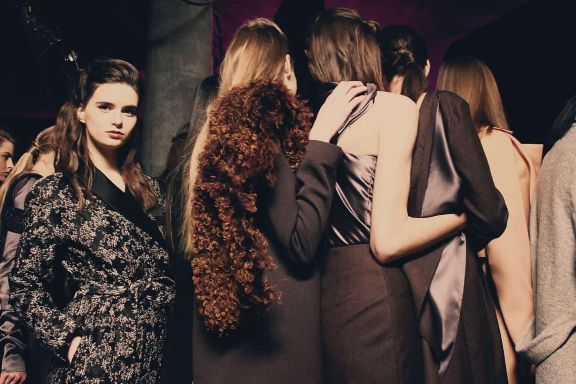 Photographie des mannequins dans les coulisses